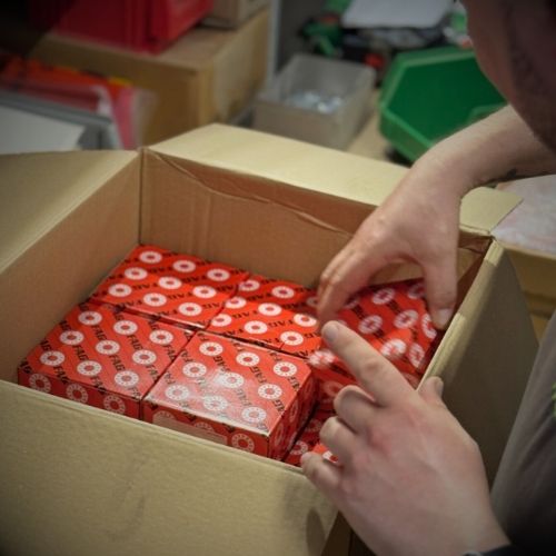 Eine Bestellung mit FAG-Lagern wird für den Versand verpackt