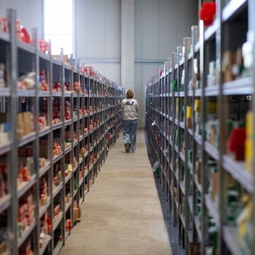 Gang zwischen Regalen voller Wälzlager in unserem Lager in Arnsberg